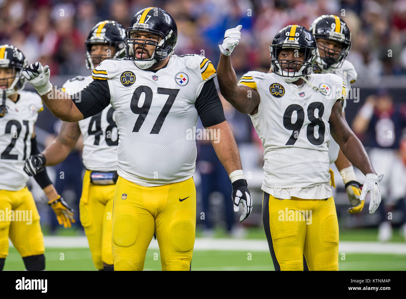 Houston, TX, Stati Uniti d'America. 25 Dic, 2017. Pittsburgh Steelers difensivo fine Cameron Heyward (97) e Pittsburgh Steelers inside linebacker Vince Williams (98) durante il primo trimestre di NFL di una partita di calcio tra la Houston Texans e Pittsburgh Steelers a NRG Stadium di Houston, TX. Lo Steelers ha vinto il gioco 34 a 6.Trask Smith/CSM/Alamy Live News Foto Stock