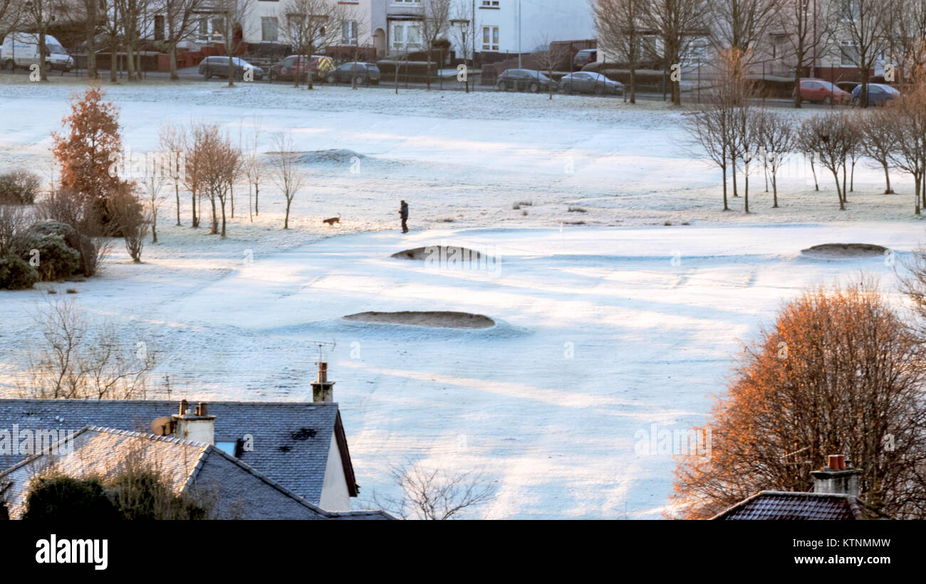 Glasgow, Scotland, Regno Unito. 27 Dic, 2017. Regno Unito Meteo: mattino nevoso con la notte la neve e il gelo su verdi di knightswood campo da golf . Credito: gerard ferry/Alamy Live News Foto Stock
