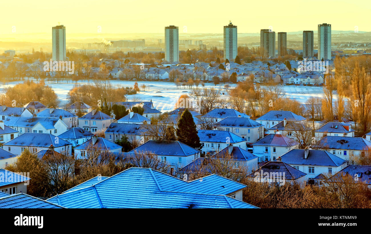 Glasgow, Scotland, Regno Unito. 27 Dic, 2017. Regno Unito Meteo: mattino nevoso con la notte la neve e il gelo su verdi di knightswood campo da golf . Credito: gerard ferry/Alamy Live News Foto Stock