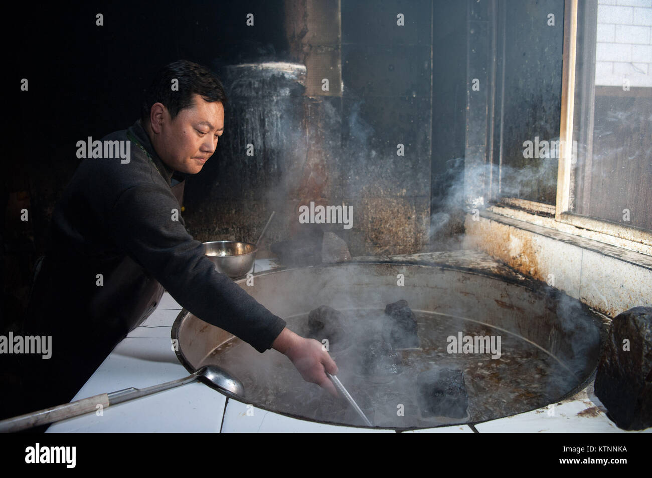 Shijiazhuang cinese nella provincia di Hebei. 24 dicembre, 2017. Zhao Zhongqiang, un erede di un patrimonio culturale immateriale Guanqia stufato di pollo, rende stufato di pollo a Guanqia Village di Jinzhou città di Shijiazhuang, capitale del nord della Cina di nella provincia di Hebei, Dic 24, 2017. Guanqia stufato di pollo, con una storia di oltre 160 anni, è famosa per la sua scelta di materie prime e di sapore. È stato elencato come una città a livello di patrimonio culturale immateriale di Shijiazhuang nel 2009. Credito: Pu Dongfeng/Xinhua/Alamy Live News Foto Stock