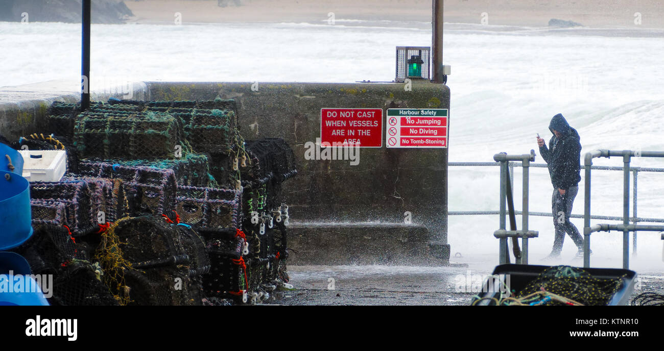 Newquay, Regno Unito. 27 Dic, 2017. Regno Unito Meteo. Folk inseguiti e catturati fuori da alte onde del vento sulla parete del porto di Newquay. 27th, dicembre, 2017 Credit: Robert Taylor/Alamy Live News Foto Stock