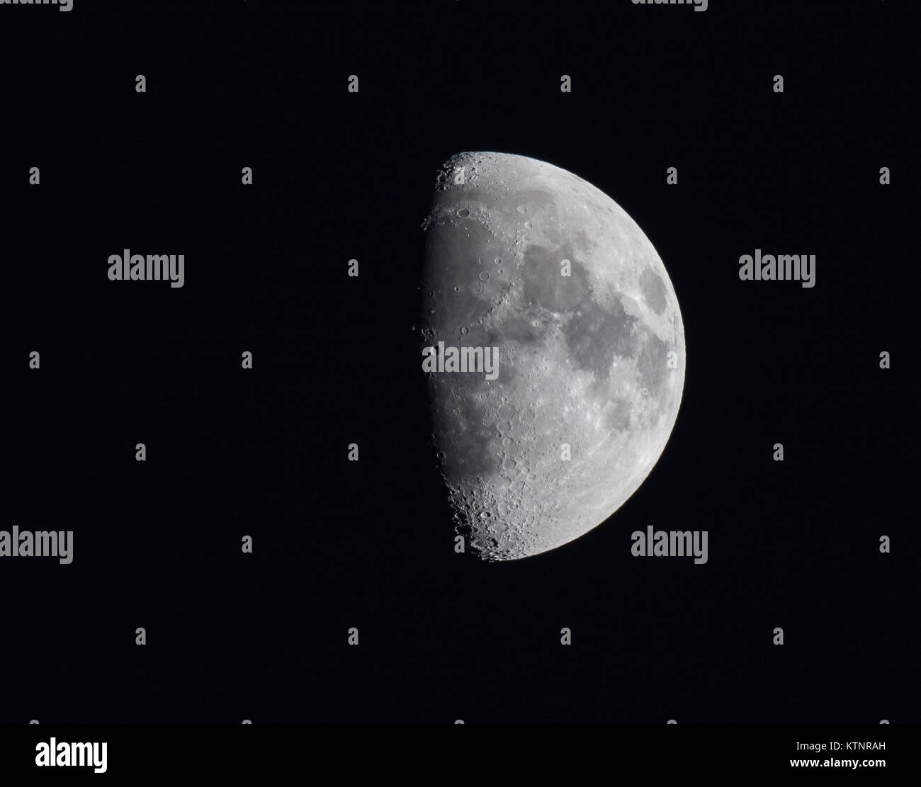 Kidderminster, Regno Unito. 27 Dic, 2017. Regno Unito: meteo una ceratura gibbous luna illumina il cielo limpido sopra Kidderminster su un terribilmente freddo dicembre sera. Credito: Lee Hudson/Alamy Live News Foto Stock