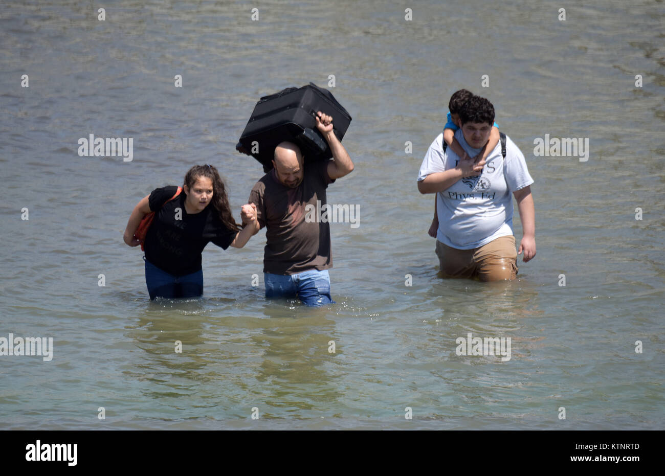 (171227) -- NEW YORK, Dicembre 27, 2017 (Xinhua) -- residenti a piedi su una strada allagata quando lasciano il loro neibourhood in Port Arthur, Texas, Stati Uniti, 31 Agosto, 2017. Harvey soffiava a terra sul 25 agosto 2017 come il più potente uragano di colpire il Texas in più di 50 anni, lo spostamento di centinaia di migliaia di persone e danneggiare alcune 200.000 case in un percorso di distruzione che si estende per più di 500 km. Secondo funzionari di governo locali, almeno 82 persone sono morte a causa dell uragano Harvey. Da Las Vegas' riprese sprea a Manhattan carrello attacco, dal Texas' uragano Harvey a C Foto Stock