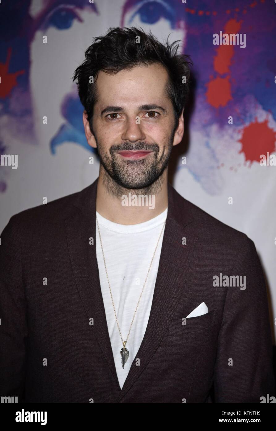 New York, NY, STATI UNITI D'AMERICA. 27 Dic, 2017. Robert Fairchild, visto al suo gioco Mary Shelley di Frankenstein, alla Pershing Square firma centro fuori e circa per celebrità Candids - MER, New York, NY Dicembre 27, 2017. Credito: Derek Storm/Everett raccolta/Alamy Live News Foto Stock