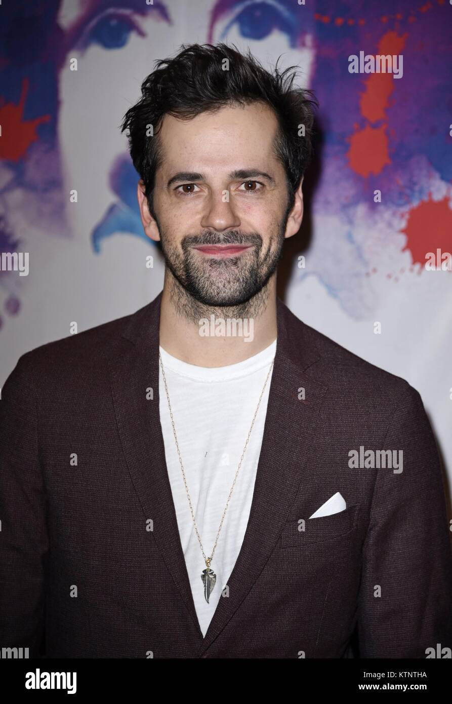 New York, NY, STATI UNITI D'AMERICA. 27 Dic, 2017. Robert Fairchild, visto al suo gioco Mary Shelley di Frankenstein, alla Pershing Square firma centro fuori e circa per celebrità Candids - MER, New York, NY Dicembre 27, 2017. Credito: Derek Storm/Everett raccolta/Alamy Live News Foto Stock