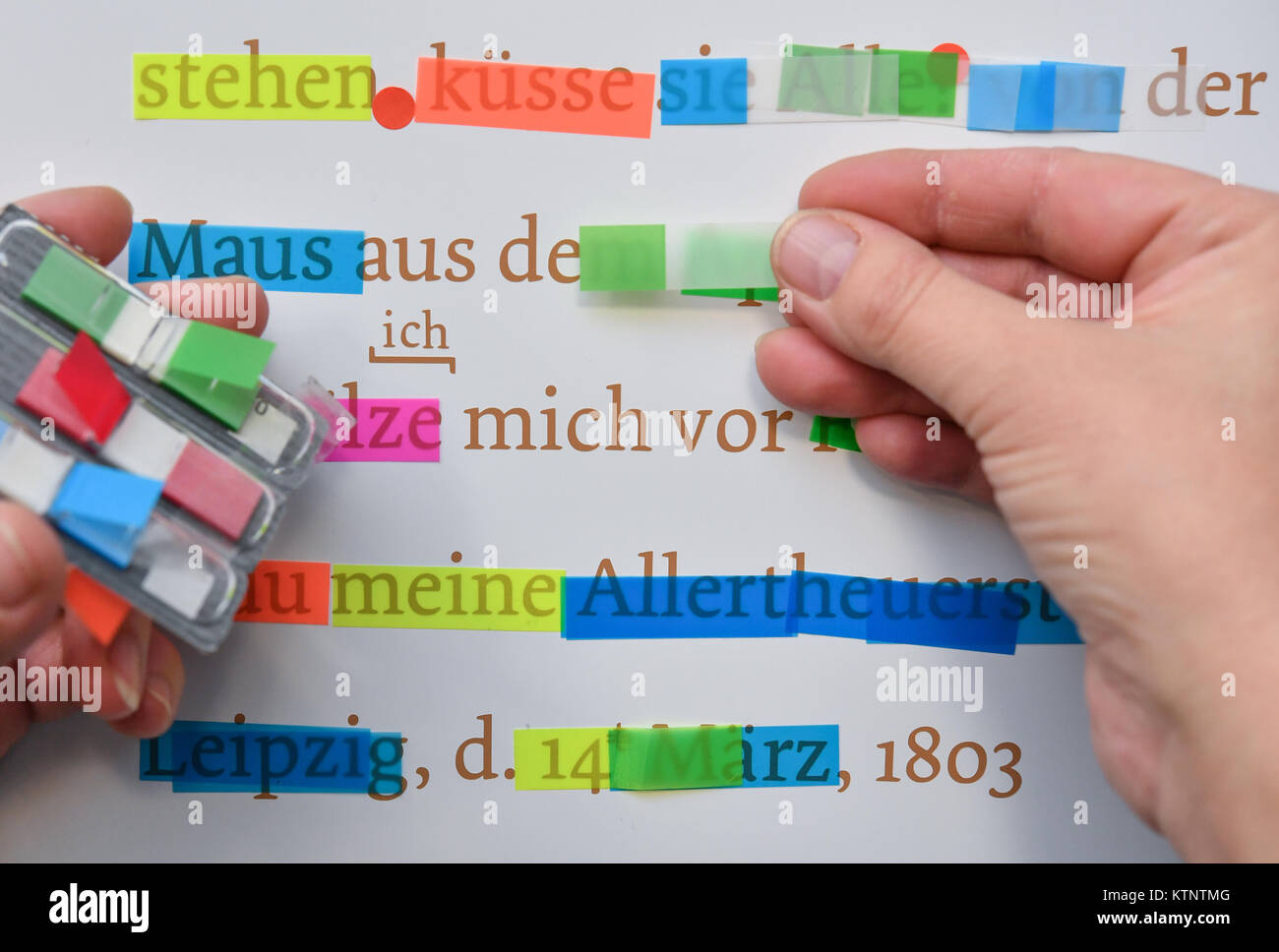 Un museo assistant segna le parole di un facsimile del poeta Heinrich von Kleist, chi ha scritto queste righe nel 1803 da Lipsia a sua sorella Ulrike di Francoforte/Oder, all'Kleist Museum di Francoforte/Oder, Germania, 14 dicembre 2017. Il Kleist Museum di Francoforte/Oder non hanno i soldi per comprare preziosi originali dell'eredità del poeta Heinrich von Kleist. Al fine di ricevere comunque originale di Kleist scritti, il museo ora iniziato un bizzarro campagna di donazione. Le parole contrassegnate a colori sono già venduti. Foto: Patrick Pleul/dpa-Zentralbild/dpa Foto Stock