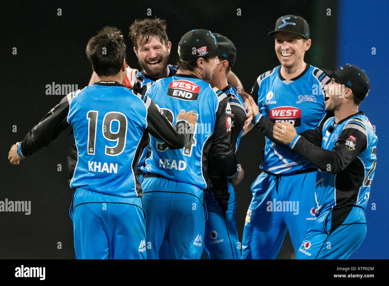 Sydney, Australia. 28 dicembre, 2017. Adelaide percussori celebrare la loro vittoria al KFC Big Bash League Cricket gioco tra Sydney Sixers v Adelaide percussori presso la SCG a Sydney. Credito: Steven Markham/Alamy Live News Foto Stock