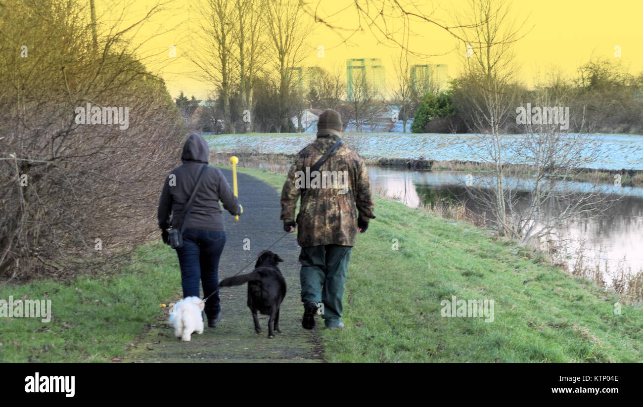 Glasgow, Scotland, Regno Unito. 28 dicembre, 2017. Regno Unito: Meteo congelati alzaia sul canale di Forth e Clyde vede gente camminare home su ciò che dovrebbe essere la più fredda notte dell'anno. Credito: gerard ferry/Alamy Live News Foto Stock