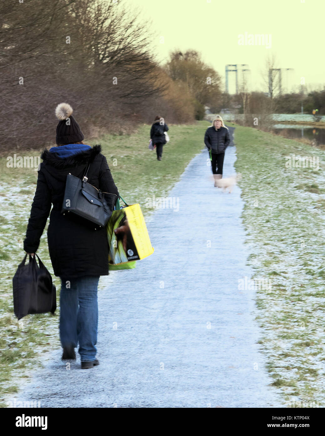Glasgow, Scotland, Regno Unito. 28 dicembre, 2017. Regno Unito: Meteo congelati alzaia sul canale di Forth e Clyde vede gente camminare home su ciò che dovrebbe essere la più fredda notte dell'anno. Credito: gerard ferry/Alamy Live News Foto Stock