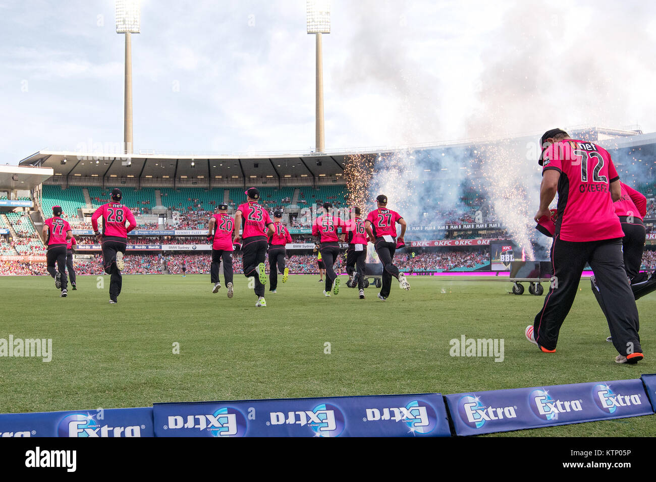 Sydney, Australia. 28 dicembre, 2017. Sydney Sixers eseguire sul campo al KFC Big Bash League Cricket gioco tra Sydney Sixers v Adelaide percussori presso la SCG a Sydney. Credito: Steven Markham/Alamy Live News Foto Stock
