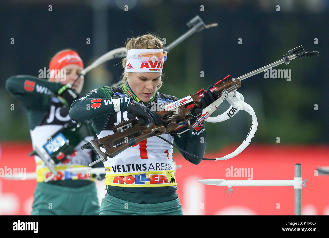 Gelsenkirchen (Germania). 28 dicembre, 2017. Biatleta tedesco Franziska Hildebrand (l-r) e Nadine Horchler in azione durante la sparatoria concorso al sedicesimo del Mondo Biathlon Team Challenge (WTC) in e attorno alla Veltins Arena di Gelsenkirchen (Germania), 28 dicembre 2017. Il vincitore di dieci doppio misto squadre provenienti da diversi paesi è determinata da una massa inizio gara e un successivo esercizio della concorrenza. Credito: Friso Gentsch/dpa/Alamy Live News Foto Stock