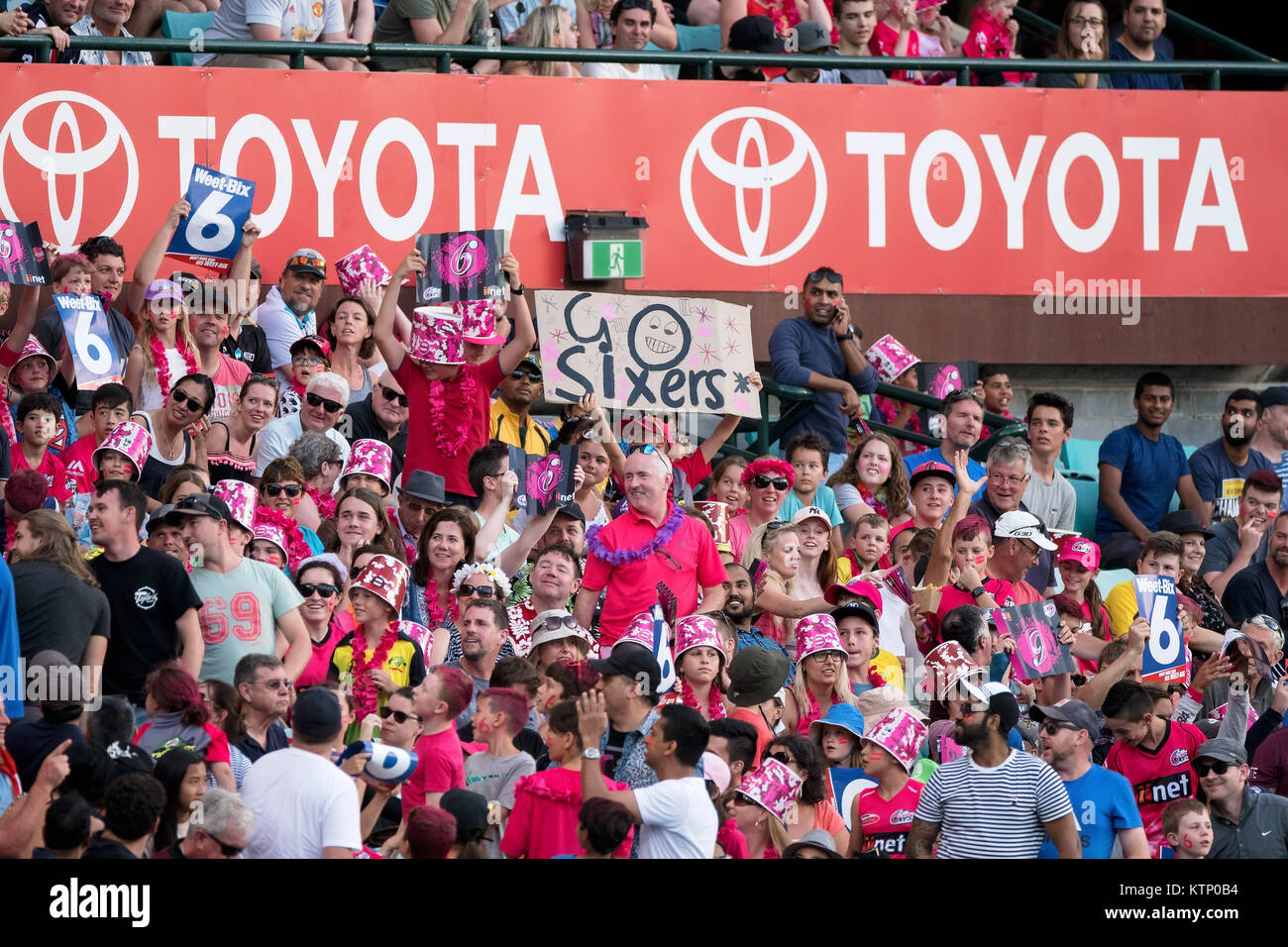 Sydney, Australia. 28 dicembre, 2017. Sydney Sixers appassionati al KFC Big Bash League Cricket gioco tra Sydney Sixers v Adelaide percussori presso la SCG a Sydney. Credito: Steven Markham/Alamy Live News Foto Stock