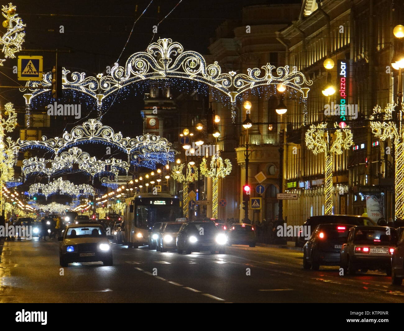 San Pietroburgo, Russia. 28 dicembre, 2017. San Pietroburgo illuminata per il Nuovo Anno 2018, San Pietroburgo, Russia Credito: Nastia M/Alamy Live News Foto Stock