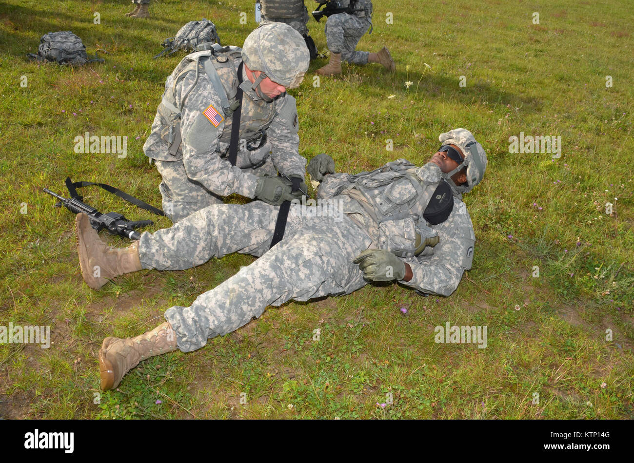 Il Ago 18 2013, Maggiore Generale Harry E. Miller, Comandante generale del 42d Divisione di Fanteria, New York Army National Guard ha visitato i soldati del quarantaduesimo cabina e 642 ASB durante la loro formazione Pre-Mobilization essendo mantenuto a Fort Drum. MG Miller ha visitato i soldati in corrispondenza delle varie stazioni come primo soccorso, FRU, Land Nav e altri compiti del guerriero come parte della PMT. MG Miller è stato inoltre informato dal comandante dell'3-142 elicottero d'assalto battaglione, LTC Jeffrey Baker e il suo staff sulle attuali azioni di sostegno il battaglione è quello di fornire durante la PMT nonché le future operazioni di formazione Foto Stock