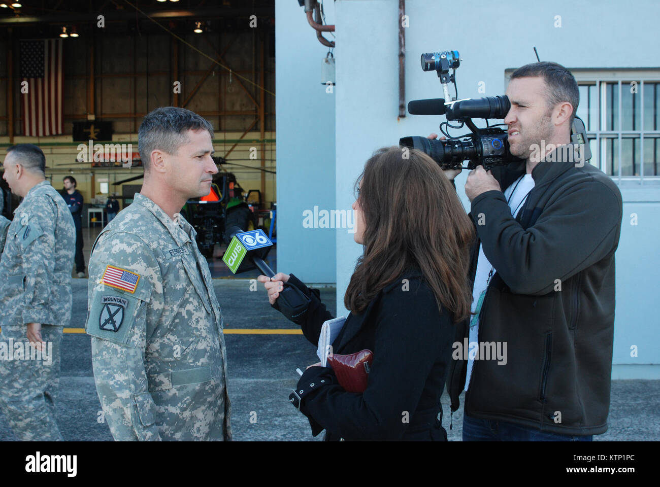 LATHAM, N.Y. - New York Army National Guard Lt. Col. Kevin Ferreira, delegato della 42nd combattere la Brigata Aerea, parla con Albany area news media durante per la partenza di dieci personale di volo del 3° Battaglione, 142th Aviation per la distribuzione sett. 25 qui da La Guardia Nazionale Aerea dell'esercito impianto di volo. Le dieci apparecchi distribuito di Fort Hood in Texas, come parte della mobilitazione del quarantaduesimo combattere la Brigata Aerea, prevista per una distribuzione di Kuwait alla fine dell'anno. L'unità servirà un anno in servizio attivo, con circa nove mesi in Kuwait. Ferreira, dalla Schenectady, N Foto Stock