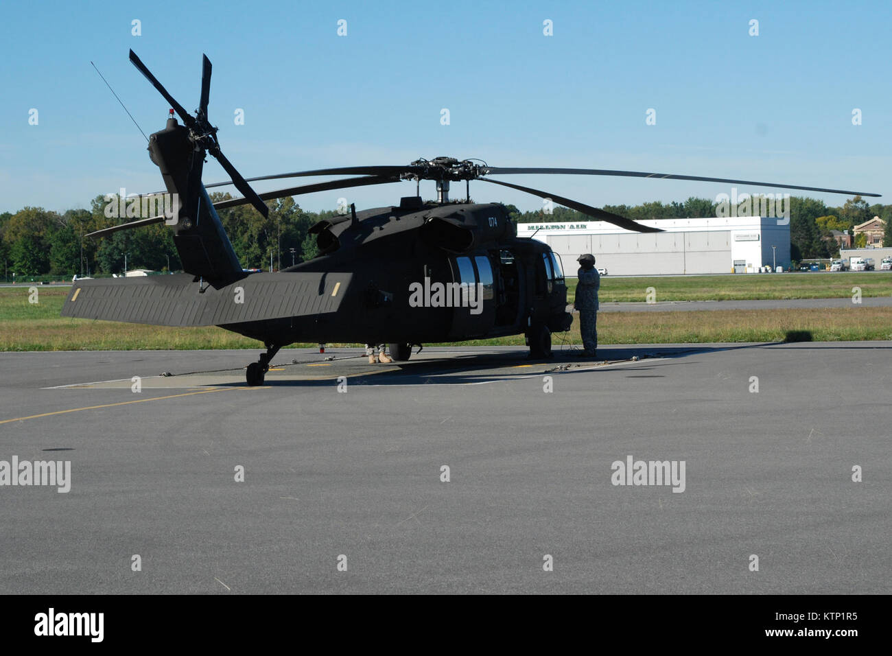 LATHAM, N.Y. - New York Esercito Nazionale Guardia personale di volo del 3° Battaglione, 142th Aviation prepararsi alla partenza qui sett. 25 dalla Guardia Nazionale Aerea dell'esercito impianto di volo. Dieci apparecchi distribuito di Fort Hood in Texas, come parte della mobilitazione del quarantaduesimo combattere la Brigata Aerea, prevista per una distribuzione di Kuwait alla fine dell'anno. L'unità servirà un anno in servizio attivo, con circa nove mesi in Kuwait. Stati Uniti Esercito nazionale Guard foto di Col. Richard Goldenberg (rilasciato) Foto Stock