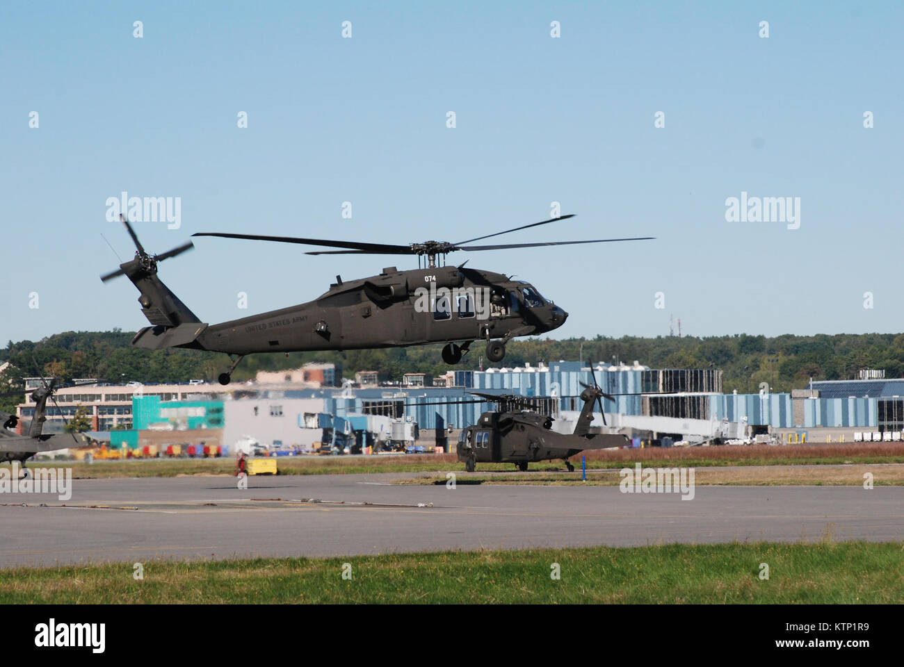 LATHAM, N.Y. - New York Esercito Nazionale Guardia personale di volo del 3° Battaglione, 142th Aviation prepararsi alla partenza qui sett. 25 dalla Guardia Nazionale Aerea dell'esercito impianto di volo. Dieci apparecchi distribuito di Fort Hood in Texas, come parte della mobilitazione del quarantaduesimo combattere la Brigata Aerea, prevista per una distribuzione di Kuwait alla fine dell'anno. L'unità servirà un anno in servizio attivo, con circa nove mesi in Kuwait. Stati Uniti Esercito nazionale Guard foto di Col. Richard Goldenberg (rilasciato) Foto Stock