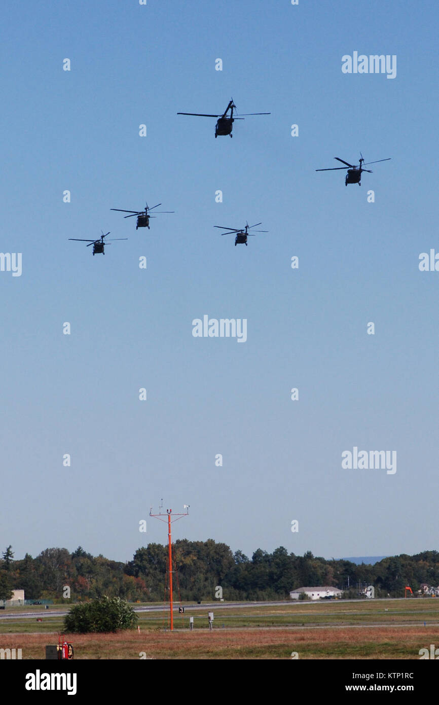 LATHAM, N.Y. - New York Esercito Nazionale Guardia personale di volo del 3° Battaglione, 142th Aviation partono qui sett. 25 dalla Guardia Nazionale Aerea dell'esercito impianto di volo. Dieci apparecchi distribuito di Fort Hood in Texas, come parte della mobilitazione del quarantaduesimo combattere la Brigata Aerea, prevista per una distribuzione di Kuwait alla fine dell'anno. L'unità servirà un anno in servizio attivo, con circa nove mesi in Kuwait. Stati Uniti Esercito nazionale Guard foto di Col. Richard Goldenberg (rilasciato) Foto Stock