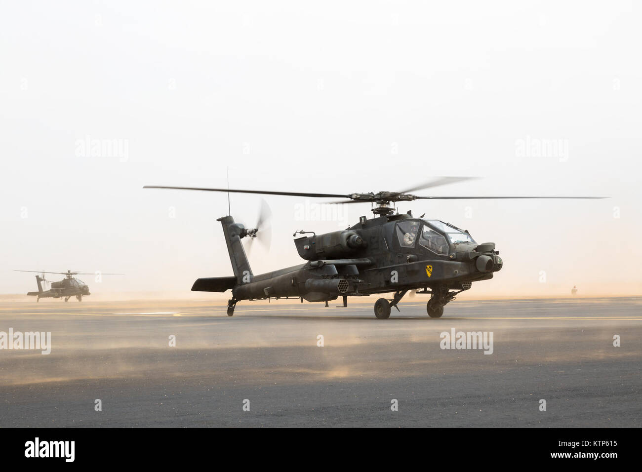 AH-64 Apache azionato da parte del governo degli STATI UNITI Dell'esercito 4° Battaglione, 227th attacco battaglione di ricognizione, 42nd combattere la Brigata Aerea e Royal Saudi Forze terrestri (RSLF) personale dal 1° Battaglione, 3° Aviation Group, preparare per il decollo prima di una pratica air assault durante l'esercizio di amicizia e di ferro da stiro Hawk 14 su Aprile 12th, 2014, vicino Tabuk, Arabia Saudita. Falco di ferro e di amicizia 14 coinvolti Stati Uniti Forze armate dal quarantaduesimo cabina, New York Army National Guard e 2° Brigata Team di combattimento, 4a divisione di fanteria, e Saudi Arabian terra e forze di aviazione. Durante le settimane di pratica le due forze armate fo Foto Stock