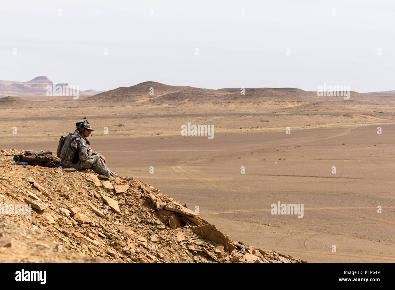 Senior Airman Alexander Mutcher e Staff Sgt. Alexander Mitchum, sia Aria forza aerea tattica partito controllo avieri con l'ottantaduesima Experditionary Air Operations Squadron, attaccato al quarantaduesimo combattere la Brigata Aerea, monitorare il loro bersaglio posto di osservazione prima di chiamare in uno sciopero da AH-64 Apache azionato da parte del governo degli STATI UNITI Esercito e Royal Saudi Forze terrestri durante l'evento culminante di esercizio di amicizia e di ferro da stiro Hawk 14 su Aprile 13th, 2014, vicino Tabuk, Arabia Saudita. Falco di ferro e di amicizia 14 coinvolti Stati Uniti Forze armate dal quarantaduesimo cabina, New York Army National Guard e 2° Brigata Team di combattimento, Foto Stock