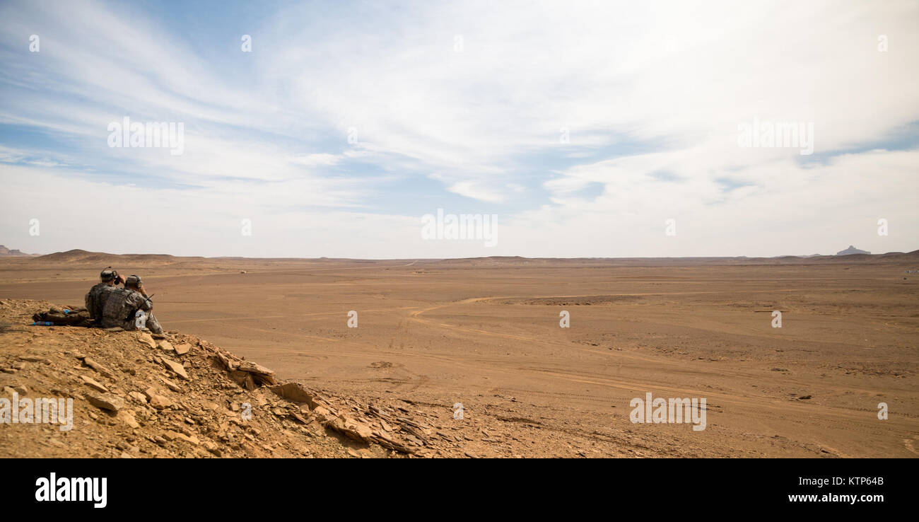 Senior Airman Alexander Mutcher e Staff Sgt. Alexander Mitchum, sia Aria forza aerea tattica partito controllo avieri con l'ottantaduesima Experditionary Air Operations Squadron, attaccato al quarantaduesimo combattere la Brigata Aerea, monitorare il loro bersaglio posto di osservazione prima di chiamare in uno sciopero da AH-64 Apache azionato da parte del governo degli STATI UNITI Esercito e Royal Saudi Forze terrestri durante l'evento culminante di esercizio di amicizia e di ferro da stiro Hawk 14 su Aprile 13th, 2014, vicino Tabuk, Arabia Saudita. Falco di ferro e di amicizia 14 coinvolti Stati Uniti Forze armate dal quarantaduesimo cabina, New York Army National Guard e 2° Brigata Team di combattimento, Foto Stock