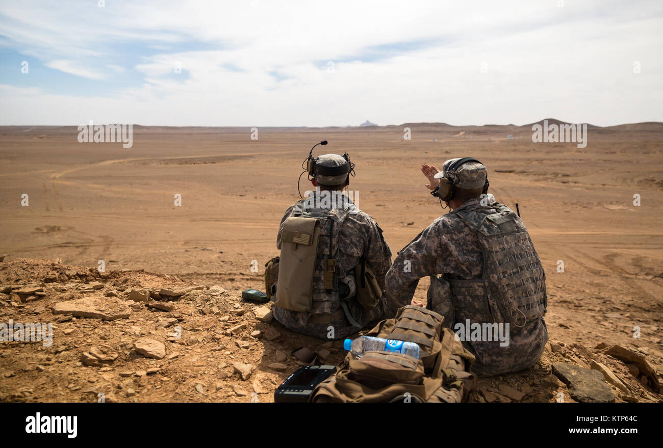 Senior Airman Alexander Mutcher e Staff Sgt. Alexander Mitchum, sia Aria forza aerea tattica partito controllo avieri con l'ottantaduesima Experditionary Air Operations Squadron, attaccato al quarantaduesimo combattere la Brigata Aerea, monitorare il loro bersaglio posto di osservazione prima di chiamare in uno sciopero da AH-64 Apache azionato da parte del governo degli STATI UNITI Esercito e Royal Saudi Forze terrestri durante l'evento culminante di esercizio di amicizia e di ferro da stiro Hawk 14 su Aprile 13th, 2014, vicino Tabuk, Arabia Saudita. Falco di ferro e di amicizia 14 coinvolti Stati Uniti Forze armate dal quarantaduesimo cabina, New York Army National Guard e 2° Brigata Team di combattimento, Foto Stock