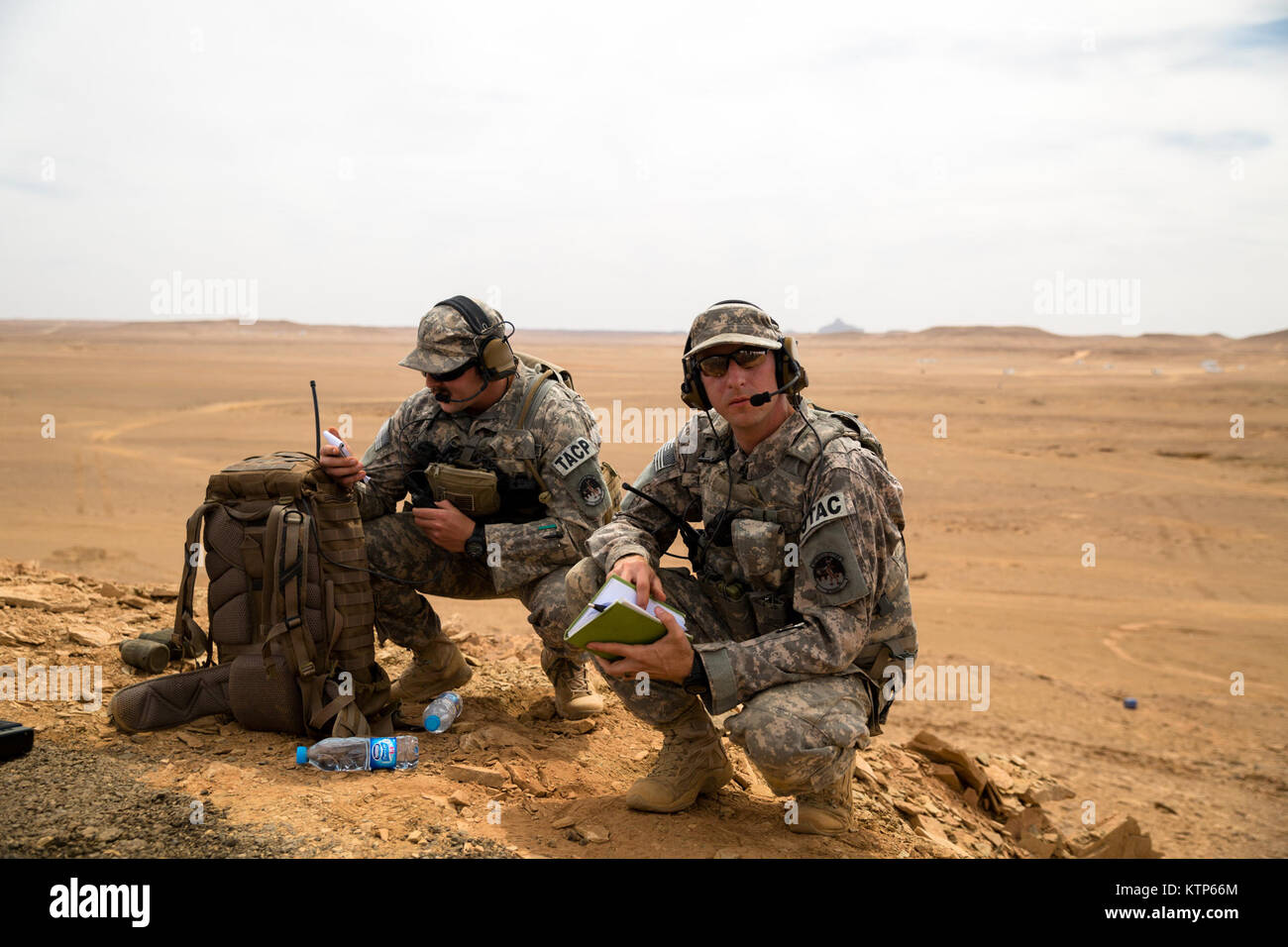 Senior Airman Alexander Mutcher e Staff Sgt. Alexander Mitchum, sia Aria forza aerea tattica partito controllo avieri con l'ottantaduesima Experditionary Air Operations Squadron, attaccato al quarantaduesimo combattere la Brigata Aerea, monitorare il loro bersaglio posto di osservazione prima di chiamare in uno sciopero da AH-64 Apache azionato da parte del governo degli STATI UNITI Esercito e Royal Saudi Forze terrestri durante l'evento culminante di esercizio di amicizia e di ferro da stiro Hawk 14 su Aprile 13th, 2014, vicino Tabuk, Arabia Saudita. Falco di ferro e di amicizia 14 coinvolti Stati Uniti Forze armate dal quarantaduesimo cabina, New York Army National Guard e 2° Brigata Team di combattimento, Foto Stock