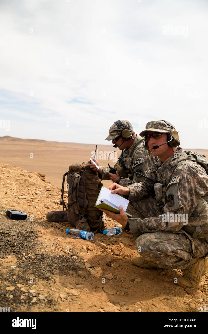 Senior Airman Alexander Mutcher e Staff Sgt. Alexander Mitchum, sia Aria forza aerea tattica partito controllo avieri con l'ottantaduesima Experditionary Air Operations Squadron, attaccato al quarantaduesimo combattere la Brigata Aerea, monitorare il loro bersaglio posto di osservazione prima di chiamare in uno sciopero da AH-64 Apache azionato da parte del governo degli STATI UNITI Esercito e Royal Saudi Forze terrestri durante l'evento culminante di esercizio di amicizia e di ferro da stiro Hawk 14 su Aprile 13th, 2014, vicino Tabuk, Arabia Saudita. Falco di ferro e di amicizia 14 coinvolti Stati Uniti Forze armate dal quarantaduesimo cabina, New York Army National Guard e 2° Brigata Team di combattimento, Foto Stock