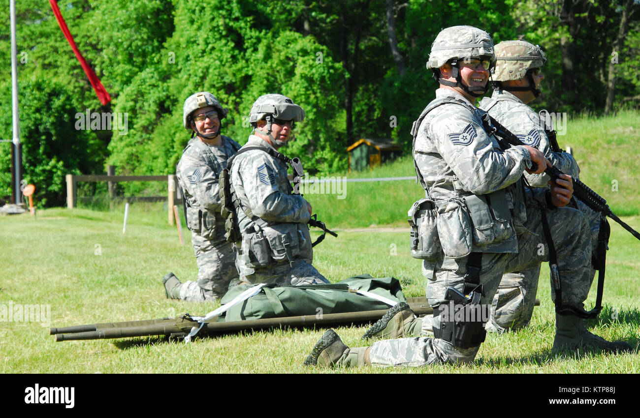 Stati Uniti Esercito nazionale del personale di guardia doveri giornalieri e di vita. Lavoro, formazione, aiutare, assistere, persone, evento awards, presentazione, di insegnamento e di apprendimento. Soldato, marinaio, airman, forze, forze armate, militare, della difesa, della difesa, veterano, servizio, dazio. Foto Stock