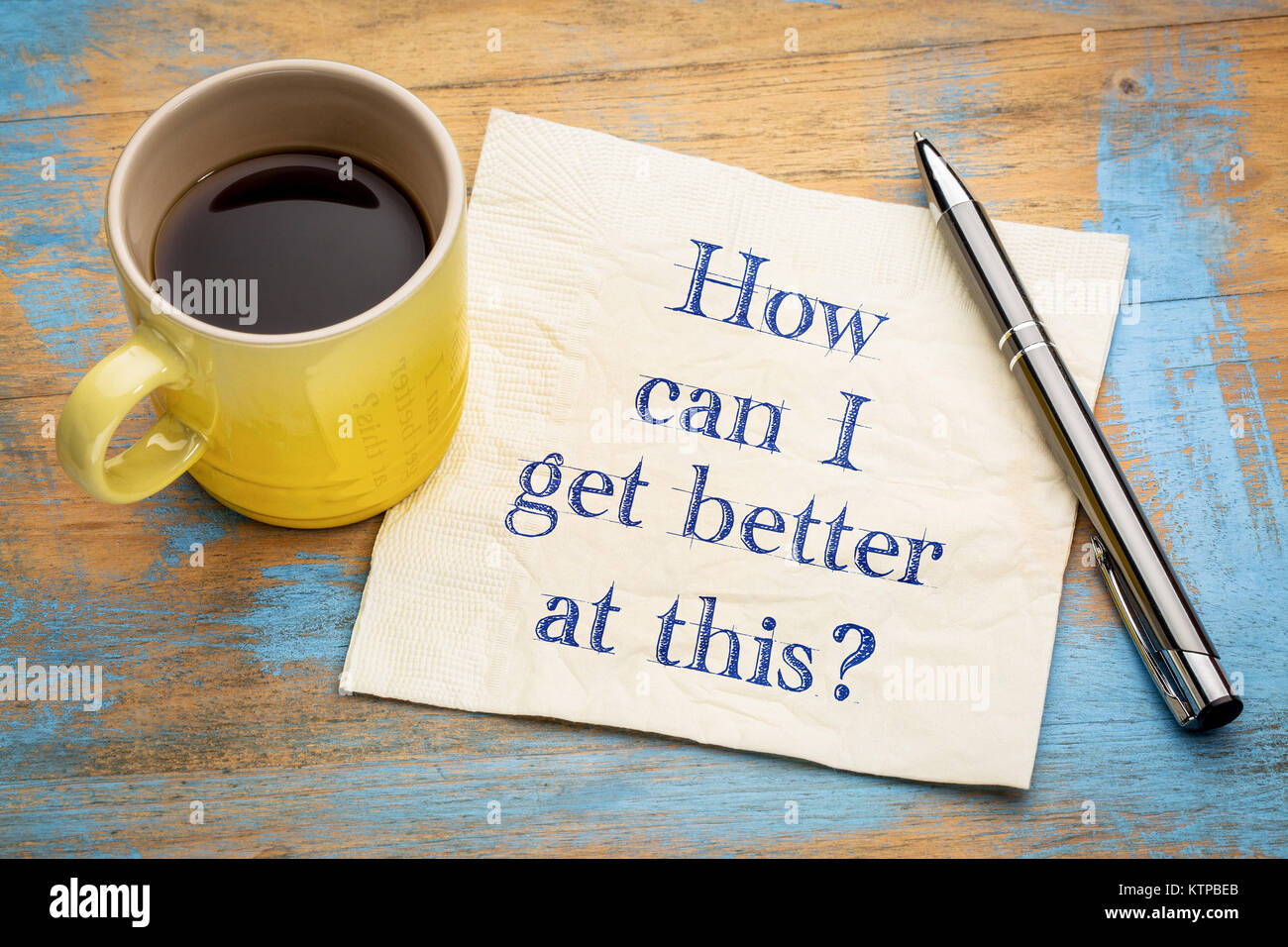 Come posso essere al meglio a questa? Scrittura su un tovagliolo con una tazza di caffè espresso Foto Stock