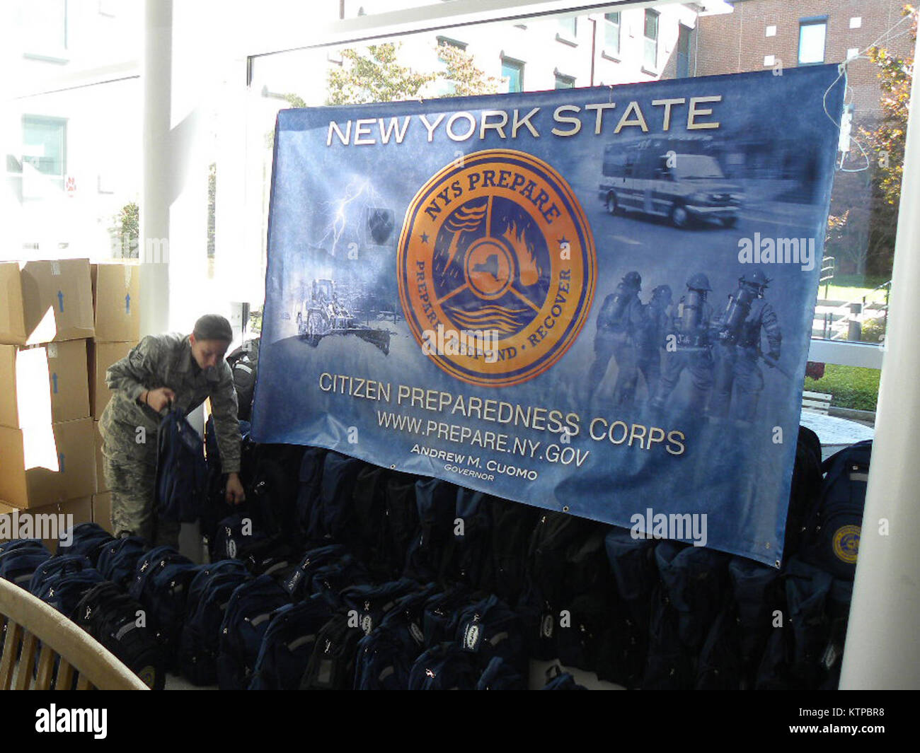 STONY Brook, New York- i membri della 106ª Rescue Wing assiste con la registrazione e distribuzione di disaster prepardness materiale . Il xx settembre per una giornata che si è tenuta a Stony Brook University. La Lecture incluse informazioni su come la popolazione civile è in grado di preparare loro stessi e le loro famiglie per calamità naturali e di contribuire a mitigare la vita minacciando le emergenze in attesa per le autorità ad arrivare. Le lezioni si è conclusa con un certificato e prenota borse di primo aiuto materiale che viene dato a ciascuno degli Stati che hanno partecipato. Questo è stato a New York Stato vasta iniziativa dall'ufficio del governatore per t Foto Stock