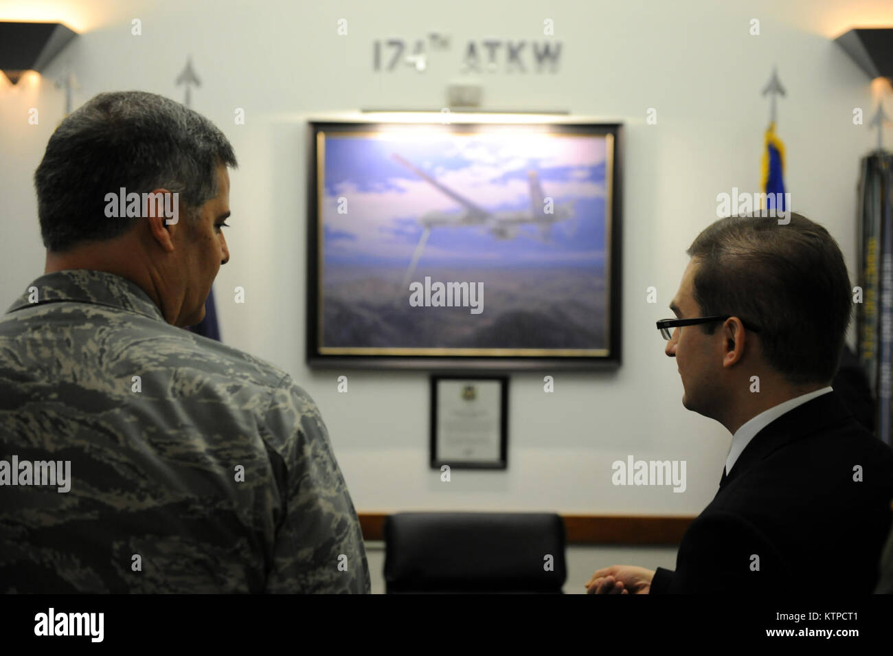 Syracuse, NY - New York Air National Guard leadership ha accolto con favore la Polonia Il Ministro Czeslaw Mroczek su ottobre 29, 2014 in campo Hancock Air National Guard Base. Il ministro Mroczek, della Polonia il sottosegretario in carica della modernizzazione della difesa e altri top militare polacco i funzionari impegnati in Polonia militare di programmi di approvvigionamento ha avuto uno sguardo a 174ma di attacco del parafango pilotato a distanza di aeromobili (RPA) missione. La Polonia è in via di sviluppo di RPA programmi e piani per acquistare gli RPA nei prossimi anni. (New York Air National Guard foto di Master Sgt. Eric Miller/rilasciato) Foto Stock