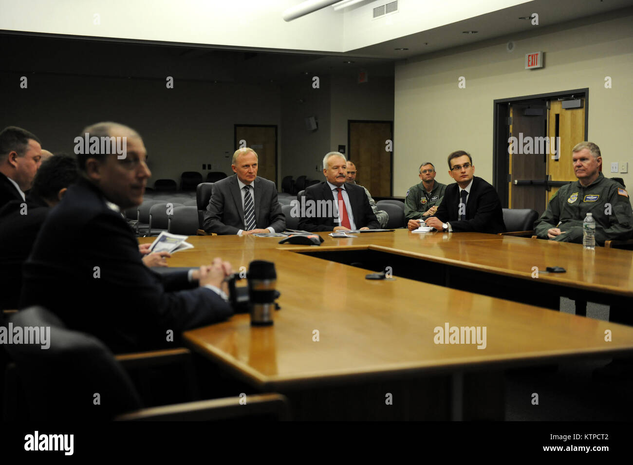 Syracuse, NY - New York Air National Guard leadership ha accolto con favore la Polonia Il Ministro Czeslaw Mroczek su ottobre 29, 2014 in campo Hancock Air National Guard Base. Il ministro Mroczek, della Polonia il sottosegretario in carica della modernizzazione della difesa e altri top militare polacco i funzionari impegnati in Polonia militare di programmi di approvvigionamento ha avuto uno sguardo a 174ma di attacco del parafango pilotato a distanza di aeromobili (RPA) missione. La Polonia è in via di sviluppo di RPA programmi e piani per acquistare gli RPA nei prossimi anni. (New York Air National Guard foto di Master Sgt. Eric Miller/rilasciato) Foto Stock