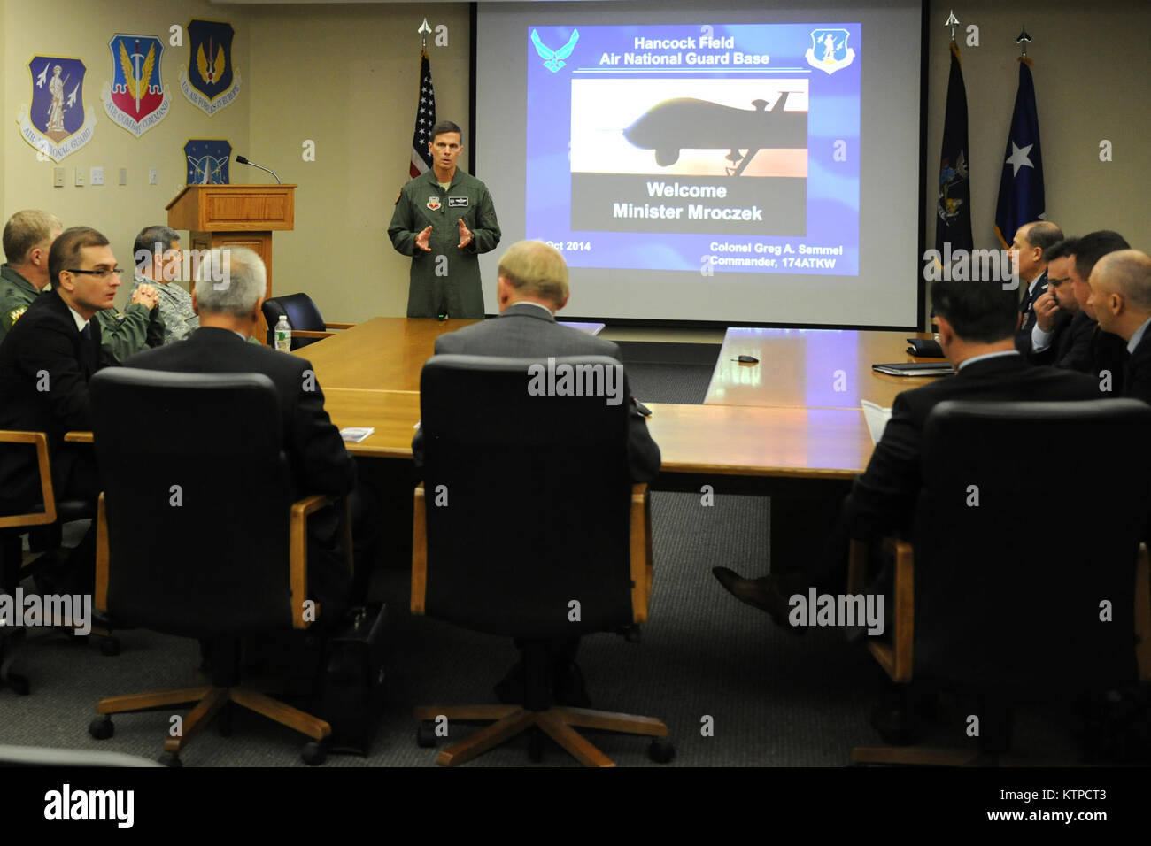 Syracuse, NY - New York Air National Guard leadership ha accolto con favore la Polonia Il Ministro Czeslaw Mroczek su ottobre 29, 2014 in campo Hancock Air National Guard Base. Il ministro Mroczek, della Polonia il sottosegretario in carica della modernizzazione della difesa e altri top militare polacco i funzionari impegnati in Polonia militare di programmi di approvvigionamento ha avuto uno sguardo a 174ma di attacco del parafango pilotato a distanza di aeromobili (RPA) missione. La Polonia è in via di sviluppo di RPA programmi e piani per acquistare gli RPA nei prossimi anni. (New York Air National Guard foto di Master Sgt. Eric Miller/rilasciato) Foto Stock