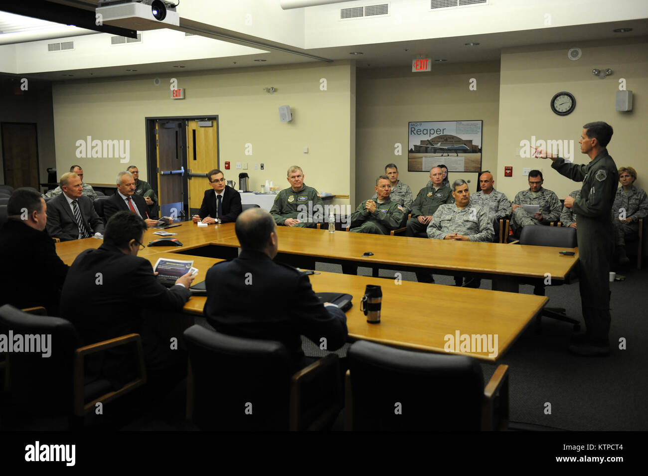 Syracuse, NY - New York Air National Guard leadership ha accolto con favore la Polonia Il Ministro Czeslaw Mroczek su ottobre 29, 2014 in campo Hancock Air National Guard Base. Il ministro Mroczek, della Polonia il sottosegretario in carica della modernizzazione della difesa e altri top militare polacco i funzionari impegnati in Polonia militare di programmi di approvvigionamento ha avuto uno sguardo a 174ma di attacco del parafango pilotato a distanza di aeromobili (RPA) missione. La Polonia è in via di sviluppo di RPA programmi e piani per acquistare gli RPA nei prossimi anni. (New York Air National Guard foto di Master Sgt. Eric Miller/rilasciato) Foto Stock