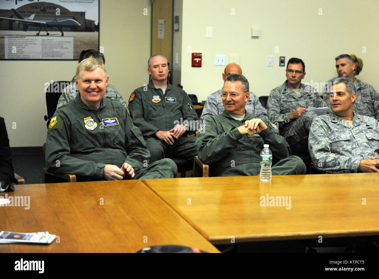 Syracuse, NY - New York Air National Guard leadership ha accolto con favore la Polonia Il Ministro Czeslaw Mroczek su ottobre 29, 2014 in campo Hancock Air National Guard Base. Il ministro Mroczek, della Polonia il sottosegretario in carica della modernizzazione della difesa e altri top militare polacco i funzionari impegnati in Polonia militare di programmi di approvvigionamento ha avuto uno sguardo a 174ma di attacco del parafango pilotato a distanza di aeromobili (RPA) missione. La Polonia è in via di sviluppo di RPA programmi e piani per acquistare gli RPA nei prossimi anni. (New York Air National Guard foto di Master Sgt. Eric Miller/rilasciato) Foto Stock