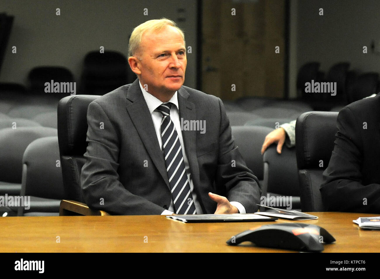 Syracuse, NY - New York Air National Guard leadership ha accolto con favore la Polonia Il Ministro Czeslaw Mroczek su ottobre 29, 2014 in campo Hancock Air National Guard Base. Il ministro Mroczek, della Polonia il sottosegretario in carica della modernizzazione della difesa e altri top militare polacco i funzionari impegnati in Polonia militare di programmi di approvvigionamento ha avuto uno sguardo a 174ma di attacco del parafango pilotato a distanza di aeromobili (RPA) missione. La Polonia è in via di sviluppo di RPA programmi e piani per acquistare gli RPA nei prossimi anni. (New York Air National Guard foto di Master Sgt. Eric Miller/rilasciato) Foto Stock