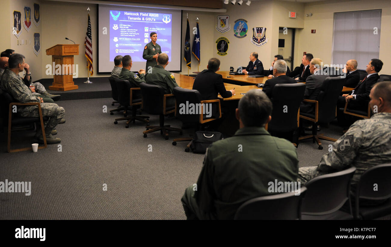 Syracuse, NY - New York Air National Guard leadership ha accolto con favore la Polonia Il Ministro Czeslaw Mroczek su ottobre 29, 2014 in campo Hancock Air National Guard Base. Il ministro Mroczek, della Polonia il sottosegretario in carica della modernizzazione della difesa e altri top militare polacco i funzionari impegnati in Polonia militare di programmi di approvvigionamento ha avuto uno sguardo a 174ma di attacco del parafango pilotato a distanza di aeromobili (RPA) missione. La Polonia è in via di sviluppo di RPA programmi e piani per acquistare gli RPA nei prossimi anni. (New York Air National Guard foto di Master Sgt. Eric Miller/rilasciato) Foto Stock