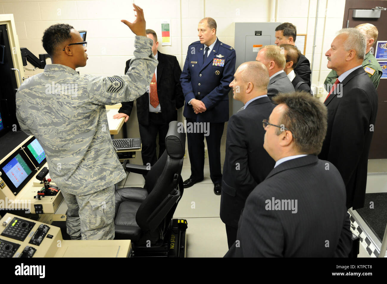 Syracuse, NY - New York Air National Guard leadership ha accolto con favore la Polonia Il Ministro Czeslaw Mroczek su ottobre 29, 2014 in campo Hancock Air National Guard Base. Il ministro Mroczek, della Polonia il sottosegretario in carica della modernizzazione della difesa e altri top militare polacco i funzionari impegnati in Polonia militare di programmi di approvvigionamento ha avuto uno sguardo a 174ma di attacco del parafango pilotato a distanza di aeromobili (RPA) missione. La Polonia è in via di sviluppo di RPA programmi e piani per acquistare gli RPA nei prossimi anni. (New York Air National Guard foto di Master Sgt. Eric Miller/rilasciato) Foto Stock
