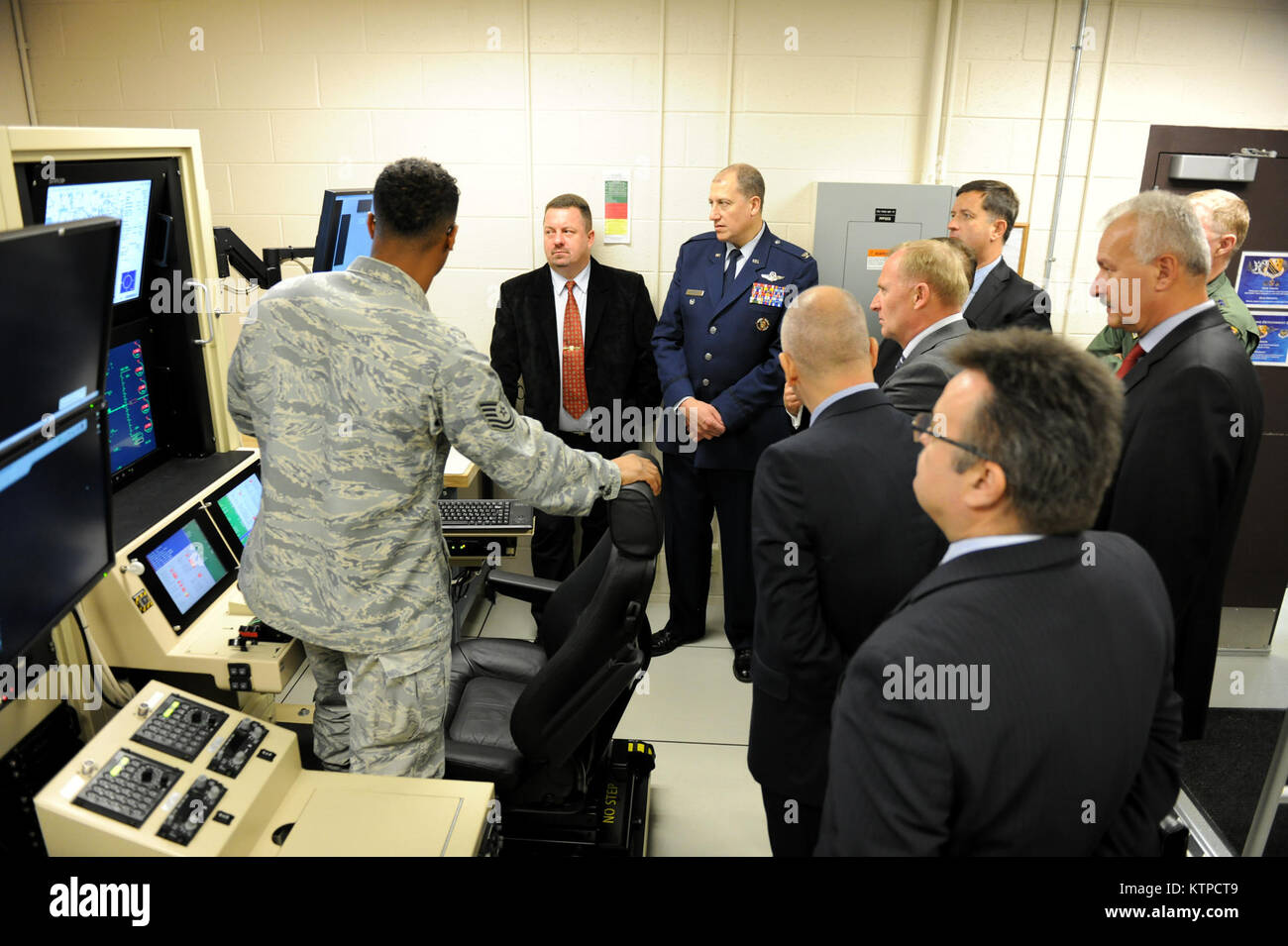 Syracuse, NY - New York Air National Guard leadership ha accolto con favore la Polonia Il Ministro Czeslaw Mroczek su ottobre 29, 2014 in campo Hancock Air National Guard Base. Il ministro Mroczek, della Polonia il sottosegretario in carica della modernizzazione della difesa e altri top militare polacco i funzionari impegnati in Polonia militare di programmi di approvvigionamento ha avuto uno sguardo a 174ma di attacco del parafango pilotato a distanza di aeromobili (RPA) missione. La Polonia è in via di sviluppo di RPA programmi e piani per acquistare gli RPA nei prossimi anni. (New York Air National Guard foto di Master Sgt. Eric Miller/rilasciato) Foto Stock