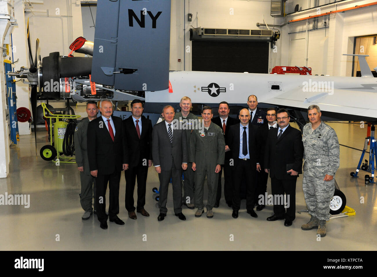 Syracuse, NY - New York Air National Guard leadership ha accolto con favore la Polonia Il Ministro Czeslaw Mroczek su ottobre 29, 2014 in campo Hancock Air National Guard Base. Il ministro Mroczek, della Polonia il sottosegretario in carica della modernizzazione della difesa e altri top militare polacco i funzionari impegnati in Polonia militare di programmi di approvvigionamento ha avuto uno sguardo a 174ma di attacco del parafango pilotato a distanza di aeromobili (RPA) missione. La Polonia è in via di sviluppo di RPA programmi e piani per acquistare gli RPA nei prossimi anni. (New York Air National Guard foto di Master Sgt. Eric Miller/rilasciato) Foto Stock
