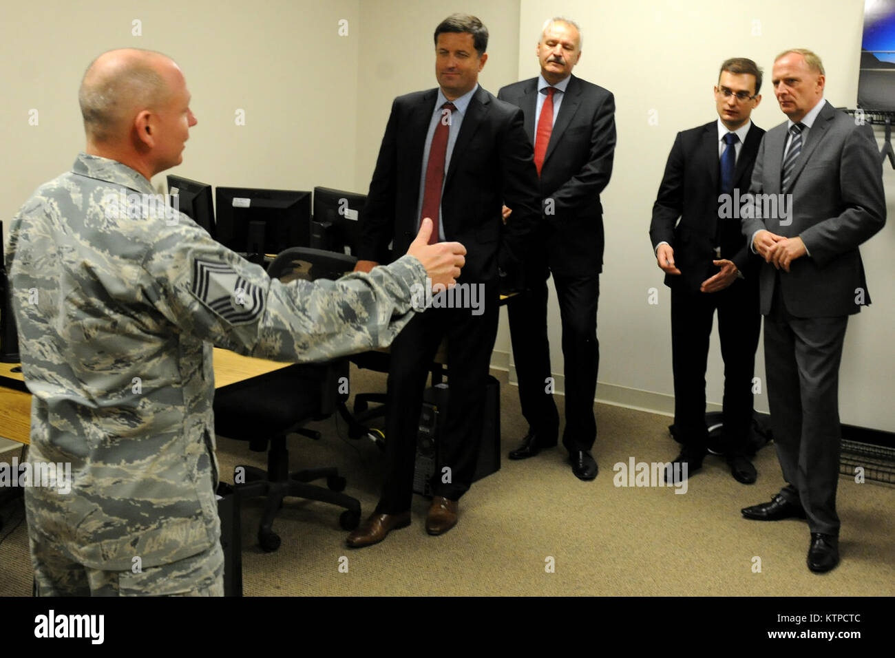 Syracuse, NY - New York Air National Guard leadership ha accolto con favore la Polonia Il Ministro Czeslaw Mroczek su ottobre 29, 2014 in campo Hancock Air National Guard Base. Il ministro Mroczek, della Polonia il sottosegretario in carica della modernizzazione della difesa e altri top militare polacco i funzionari impegnati in Polonia militare di programmi di approvvigionamento ha avuto uno sguardo a 174ma di attacco del parafango pilotato a distanza di aeromobili (RPA) missione. La Polonia è in via di sviluppo di RPA programmi e piani per acquistare gli RPA nei prossimi anni. (New York Air National Guard foto di Master Sgt. Eric Miller/rilasciato) Foto Stock