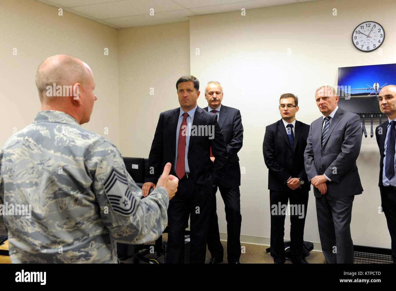 Syracuse, NY - New York Air National Guard leadership ha accolto con favore la Polonia Il Ministro Czeslaw Mroczek su ottobre 29, 2014 in campo Hancock Air National Guard Base. Il ministro Mroczek, della Polonia il sottosegretario in carica della modernizzazione della difesa e altri top militare polacco i funzionari impegnati in Polonia militare di programmi di approvvigionamento ha avuto uno sguardo a 174ma di attacco del parafango pilotato a distanza di aeromobili (RPA) missione. La Polonia è in via di sviluppo di RPA programmi e piani per acquistare gli RPA nei prossimi anni. (New York Air National Guard foto di Master Sgt. Eric Miller/rilasciato) Foto Stock