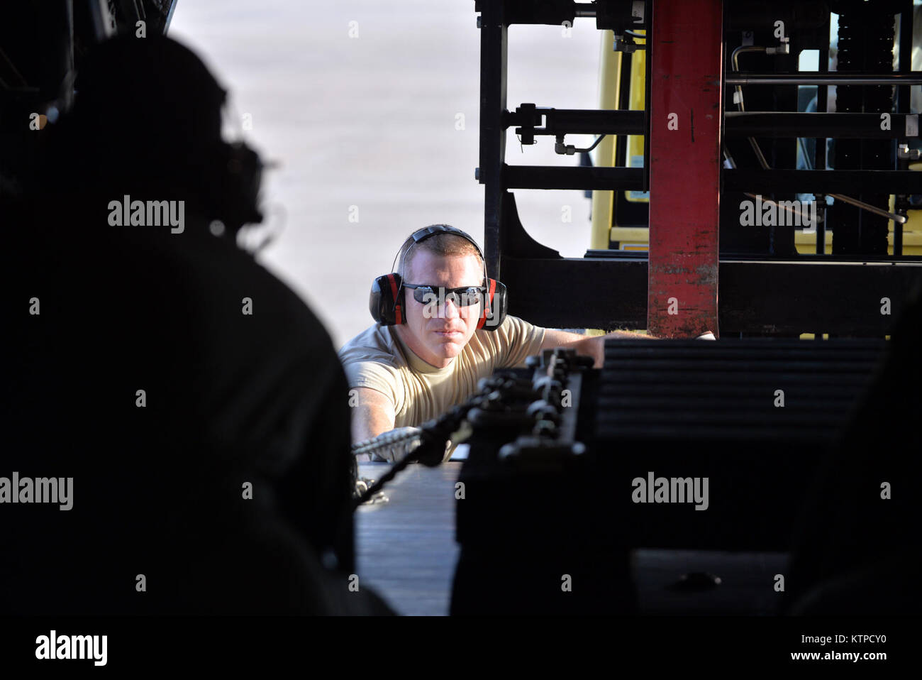 GULFPORT COMBAT READINESS TRAINING CENTER, MS - equipaggio membri del 102º Rescue Squadron condurre la lotta contro la formazione di offload a Shelby, Mississippi Mississippi il 4 novembre 2014. Offload di combattimento consente all'equipaggio di caduta di pallet di grandi dimensioni mentre è ancora a terra senza dover rimuovere alcun personale dall'aeromobile. Esercizio sciopero meridionale 15 (SS15) è una forza totale, multiservice esercizio ospitato dal Mississippi Guardia Nazionale la CRTC. SS15 sottolinea aria-aria, aria-terra e forze per le operazioni speciali opportunità di formazione. Questi eventi sono integrati in complesse e ostili come Foto Stock