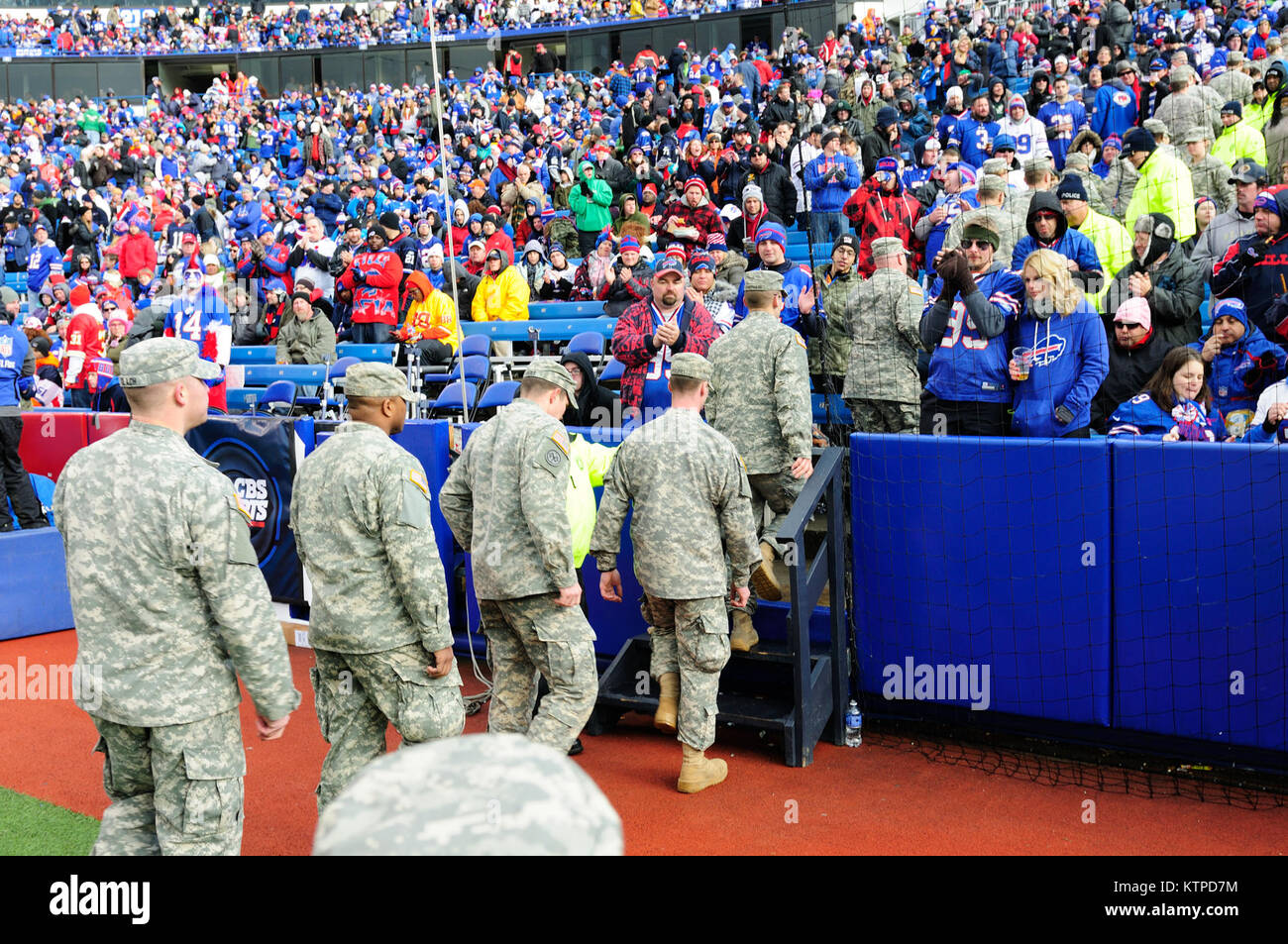 I membri delle varie New York La Guardia Nazionale di unità si sono riuniti a Ralph Wilson Stadium il 9 novembre 2014 in Orchard Park, NY ed eseguite un veterano del giorno della cerimonia. Il gruppo è dispiegata una grande bandiera attraverso le fatture della Buffalo campo mentre il velivolo da Niagara Falls riserva d'aria Station ha fatto un fly-over. Un gruppo di soldati ha preso questo giorno per fare una massa di re-integrazione condotta dalla New York Stato aiutante generale, maggiore generale Patrick Murphy. Foto Stock