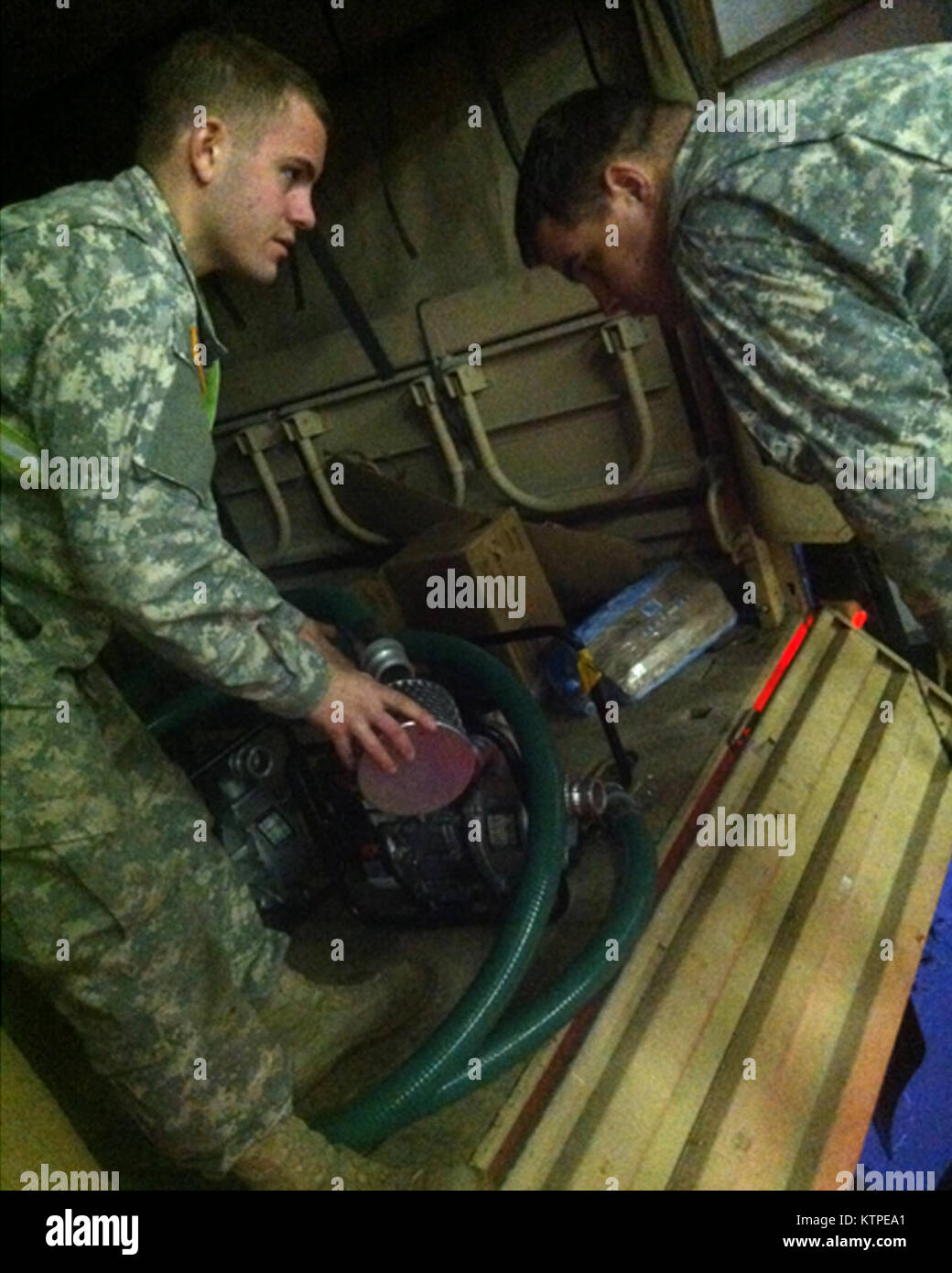 New York Army National Guard specialisti Joshua Herrmann e del Devon Schlesing caricare quattro pompe di acqua in un veicolo militare per il trasporto di linea Sud dei Vigili del fuoco, 24 nov. Il governatore di New York Andrew M. Cuomo mobilitato oltre 750 Guardie Nazionali di soldati e aviatori di unità di area per assistere le autorità locali con la rimozione della neve e il controllo del traffico. Stati Uniti La Guardia Nazionale foto di Spc. Autunno risiede, 222 Polizia Militare Co. (Rilasciato). Foto Stock