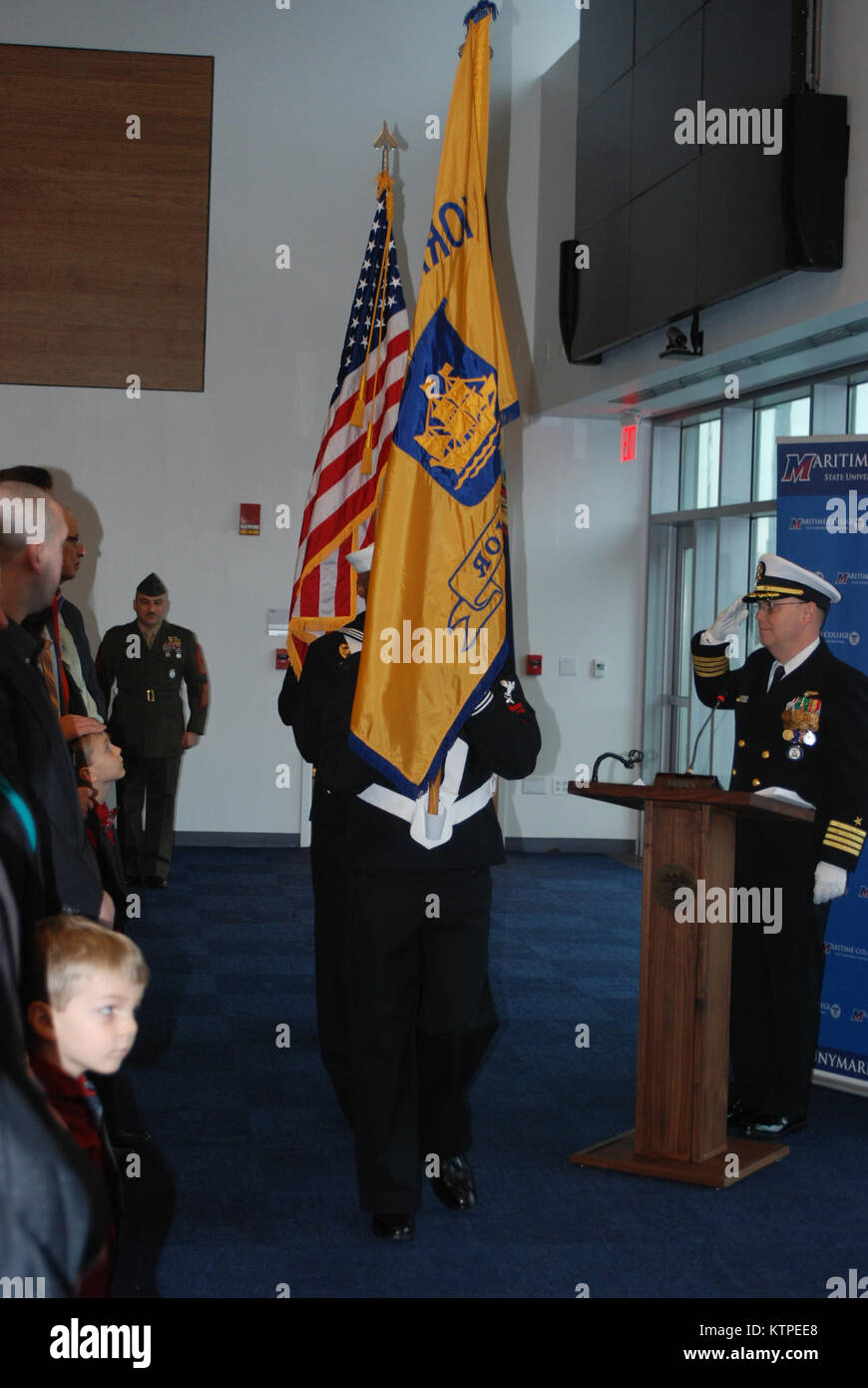 A New York la milizia navale color guard presenta i colori durante la modifica del comando cerimonie presso l' Università Statale di New York Maritime College di Sabato, Dicembre 6. ( Divisione di militari e gli affari navali foto di Eric Durr/rilasciato) Foto Stock