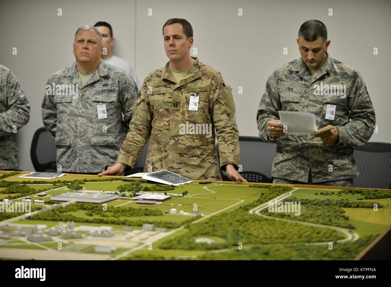 PERRY, GA - Capitano Matthew T. Lasek, un CE-130J pilota con il 193rd Special Operations Squadron conduce il team della missione breve durante il primo dei tre giorni di esercizio a livello globale e Dragon Deployment per la formazione presso il centro di custode della Georgia il 13 marzo 2015. Il test fornisce un corso di aggiornamento per gli avieri, permettendo loro di mettere le loro competenze per utilizzare per identificare live chimici, biologici, radiologici e nucleari. Aria Guardia nazionale di gestione delle emergenze tecnici provenienti da più di 20 singole unità hanno partecipato. Capitano Lasek è la Emergency Operations Center di un direttore Foto Stock