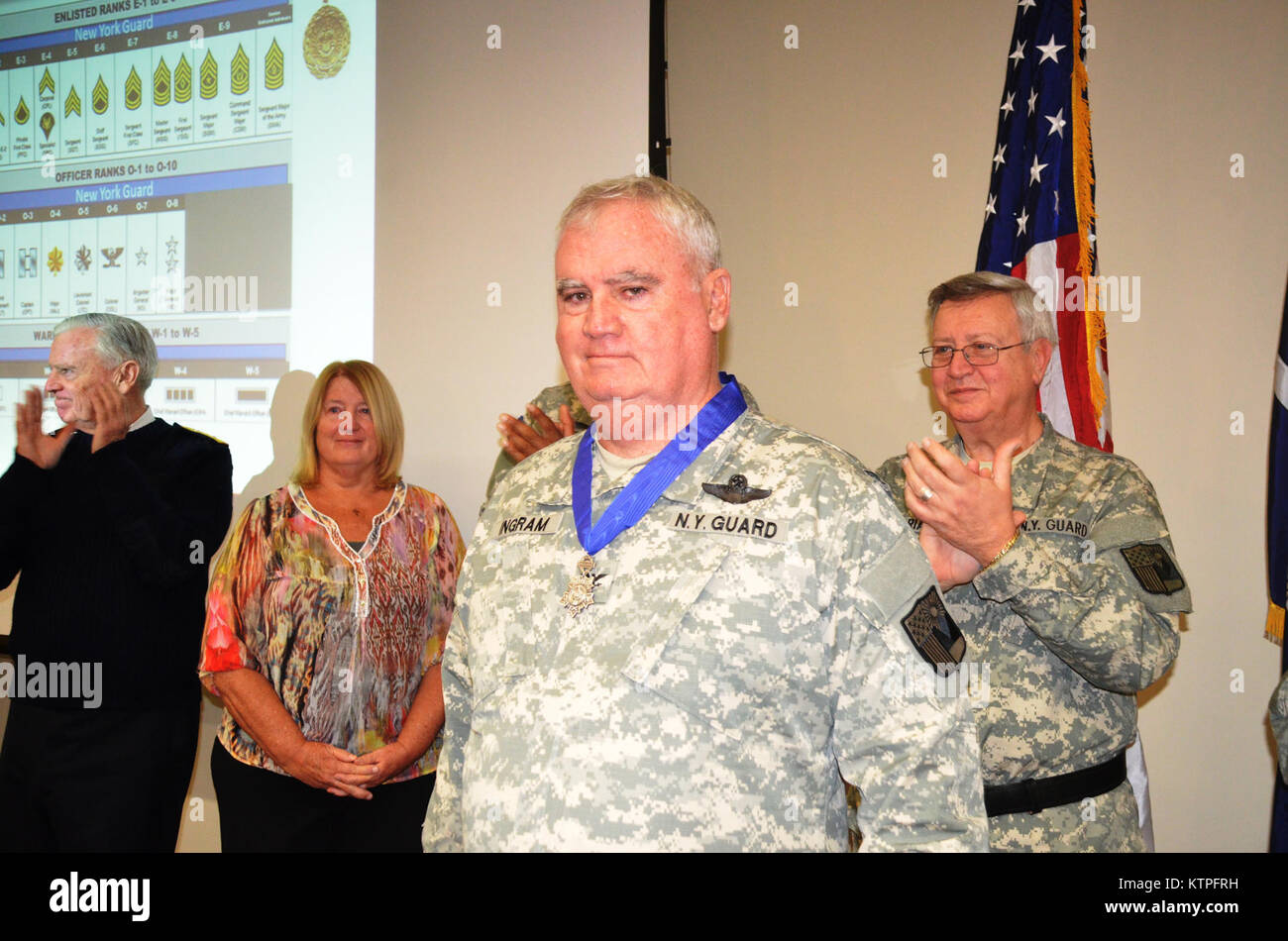 CORTLANDT MANOR, N.Y- Sabato 14 Marzo presso lo Stato di New York la divisione di militari e gli affari navali Camp Smith Sito di formazione, la New York medaglia al valore dello stato il più alto premio militare è stato presentato a New York Guard il colonnello Martin Ingram dal generale di brigata Stephen Bucaria, New York Guard Commander. Il colonnello Ingram è stato riconosciuto per il suo eroismo mentre serve come fire chief del punto Breeze volontario dei Vigili del Fuoco su Ott. 29, 2012 come uragano Sandy allagato la fronte oceano, comunitario e incendio distrusse molte delle zone di strutture. Prima di essere presentati al New York medaglia d Foto Stock