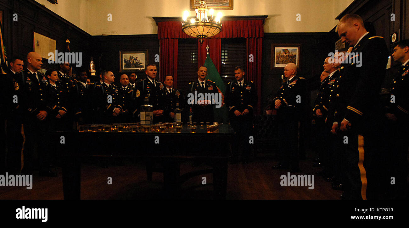 NEW YORK - Lt. Col. Sean Flynn, comandante 1-69esimo reggimento di fanteria agli indirizzi dell'unità officer presso la Lexington Avenue armory precedente un cerimoniale di pane tostato di mattina per onorare il gruppo di soldati caduti per la festa di San Patrizio. L'(U.S. Esercito foto di Spc. Alexander rettore) Foto Stock